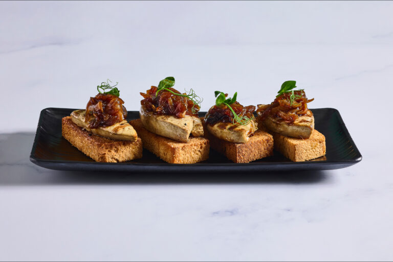 כבד אווז על מצע בריוש בריבת בצל